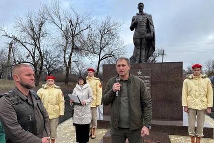 В Мариуполе на Алле Героев открыли бюст летчика Александра Покрышкина В Мариуполе на Алле Героев открыли бюст летчика Александра Покрышкина