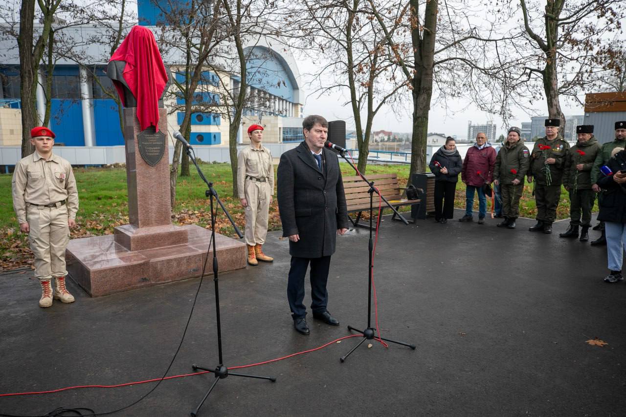 В Мариуполе на Алле Героев открыли бюст летчика Александра Покрышкина В Мариуполе на Алле Героев открыли бюст летчика Александра Покрышкина