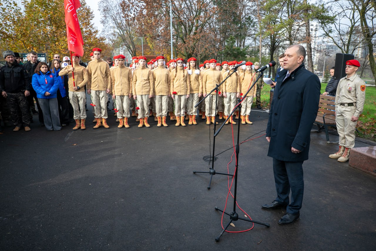 Антон Кольцов: На Аллее Героев открыли бюст легендарного летчика и военачальника Красной Армии, первого почетного гражданина Мариуполя Александра Ивановича Покрышкина Антон Кольцов: На Аллее Героев открыли бюст легендарного летчика и военачальника Красной Армии, первого почетного гражданина Мариуполя Александра Ивановича Покрышкина