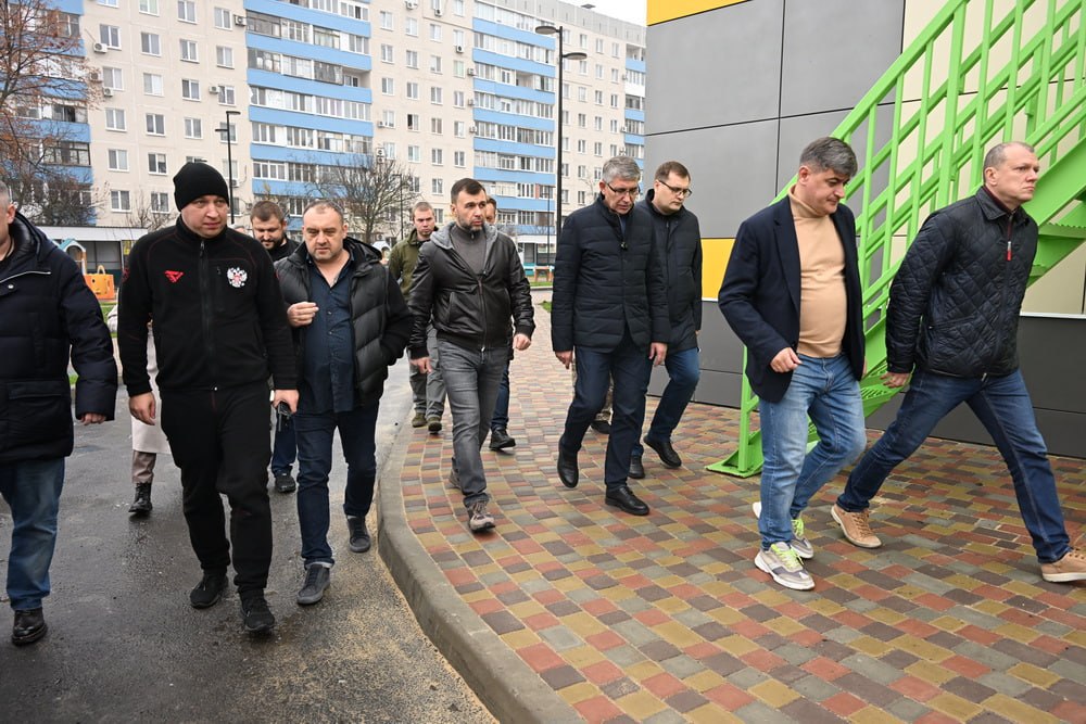 Глава ДНР Денис Пушилин и губернатор Тульской области Дмитрий Миляев проинспектировали ход восстановительных работ в Мариуполе Глава ДНР Денис Пушилин и губернатор Тульской области Дмитрий Миляев проинспектировали ход восстановительных работ в Мариуполе