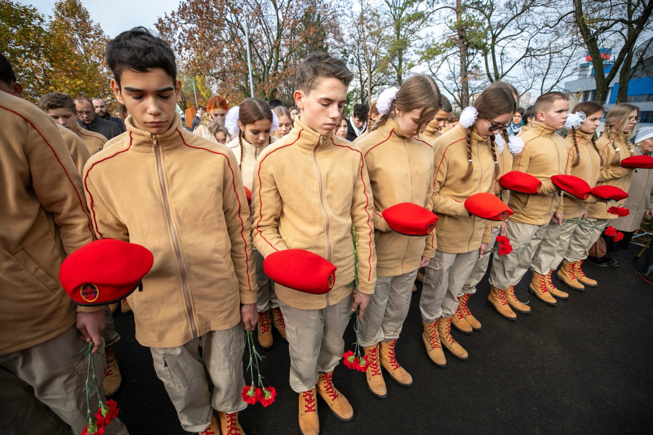 Антон Кольцов: На Аллее Героев открыли бюст легендарного летчика и военачальника Красной Армии, первого почетного гражданина Мариуполя Александра Ивановича Покрышкина Антон Кольцов: На Аллее Героев открыли бюст легендарного летчика и военачальника Красной Армии, первого почетного гражданина Мариуполя Александра Ивановича Покрышкина