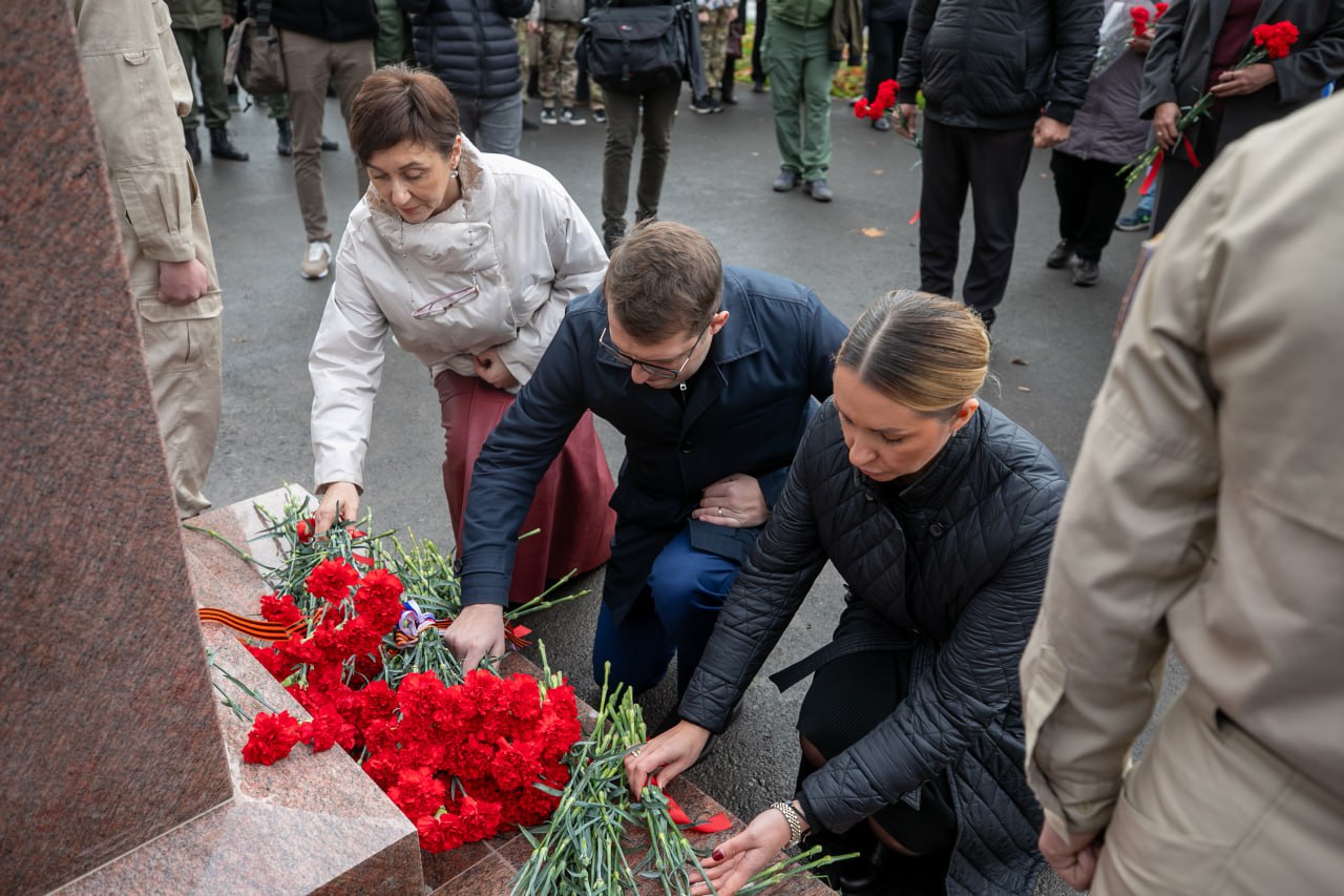 Антон Кольцов: На Аллее Героев открыли бюст легендарного летчика и военачальника Красной Армии, первого почетного гражданина Мариуполя Александра Ивановича Покрышкина Антон Кольцов: На Аллее Героев открыли бюст легендарного летчика и военачальника Красной Армии, первого почетного гражданина Мариуполя Александра Ивановича Покрышкина