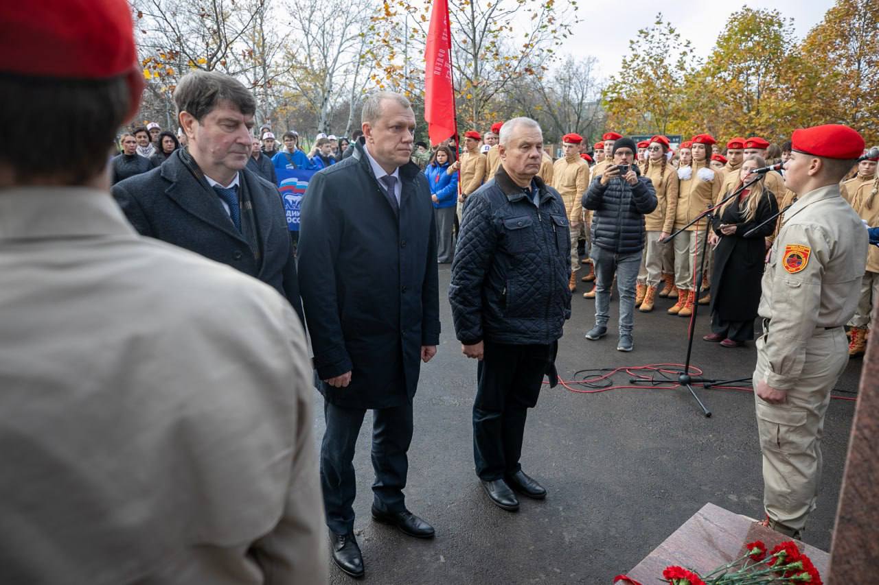 В Мариуполе на Алле Героев открыли бюст летчика Александра Покрышкина В Мариуполе на Алле Героев открыли бюст летчика Александра Покрышкина