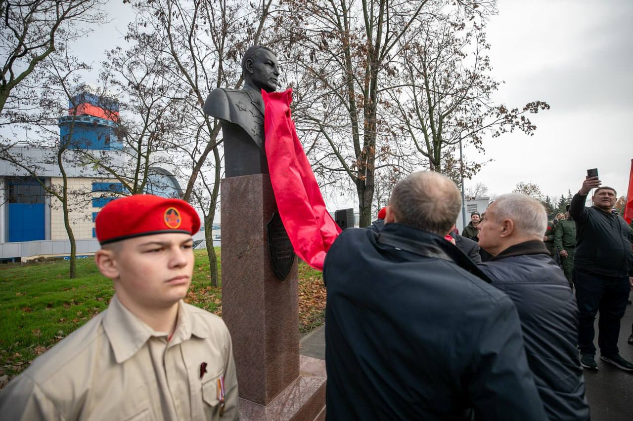 В Мариуполе на Алле Героев открыли бюст летчика Александра Покрышкина В Мариуполе на Алле Героев открыли бюст летчика Александра Покрышкина