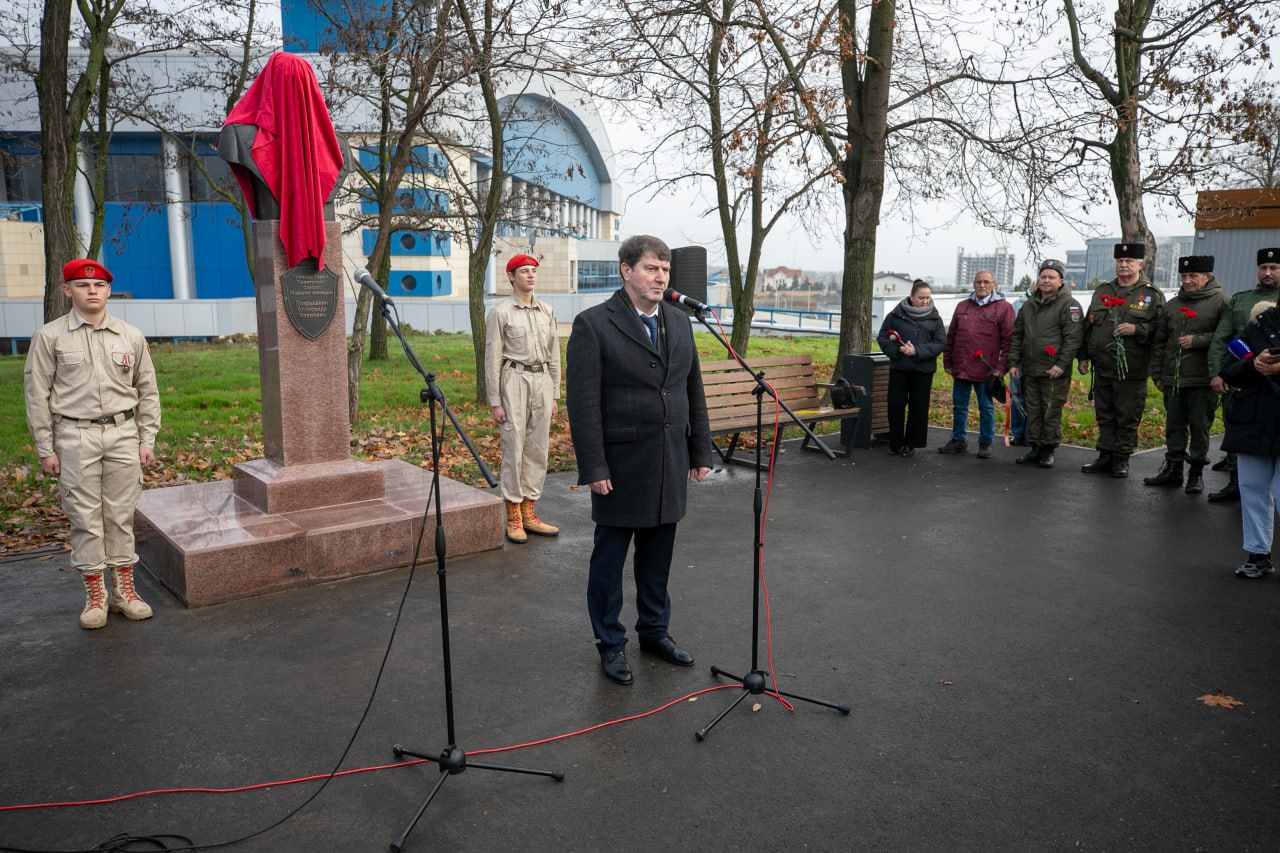 Антон Кольцов: На Аллее Героев открыли бюст легендарного летчика и военачальника Красной Армии, первого почетного гражданина Мариуполя Александра Ивановича Покрышкина Антон Кольцов: На Аллее Героев открыли бюст легендарного летчика и военачальника Красной Армии, первого почетного гражданина Мариуполя Александра Ивановича Покрышкина