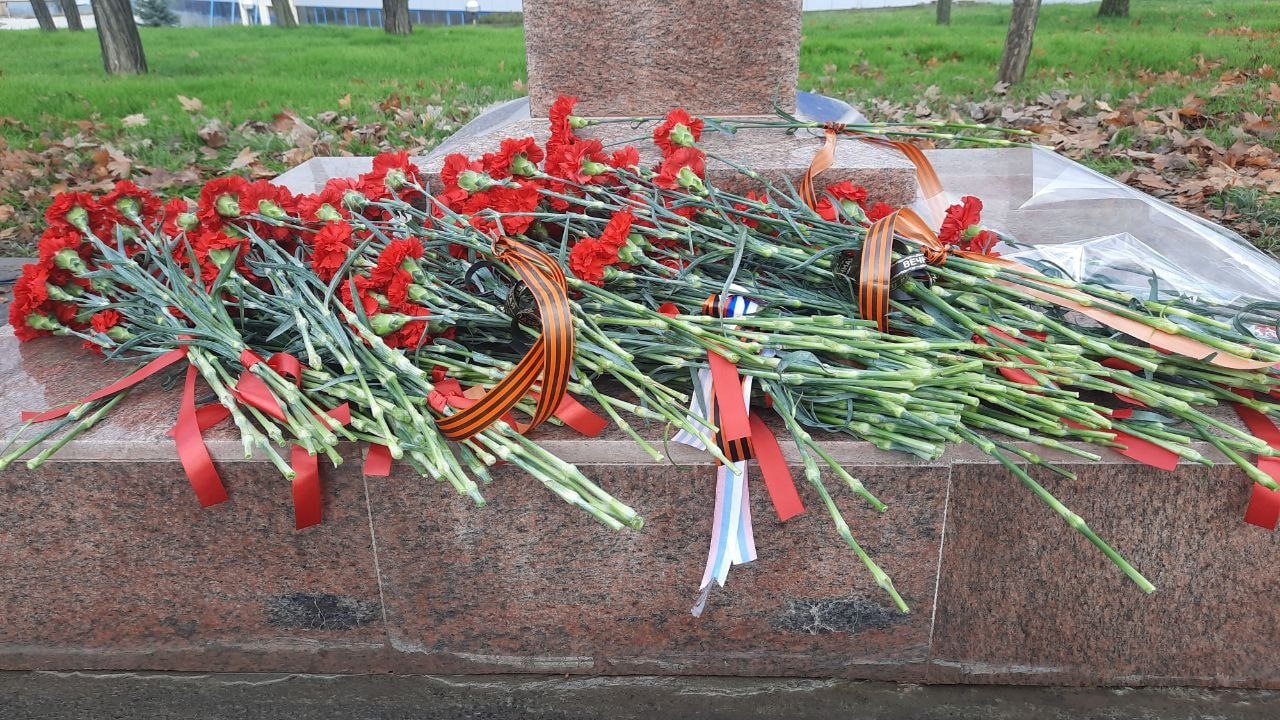 В Мариуполе сегодня торжественно открыли памятник легендарному летчику-истребителю маршалу авиации трижды герою Советского Союза Александру Покрышкину В Мариуполе сегодня торжественно открыли памятник легендарному летчику-истребителю маршалу авиации трижды герою Советского Союза Александру Покрышкину