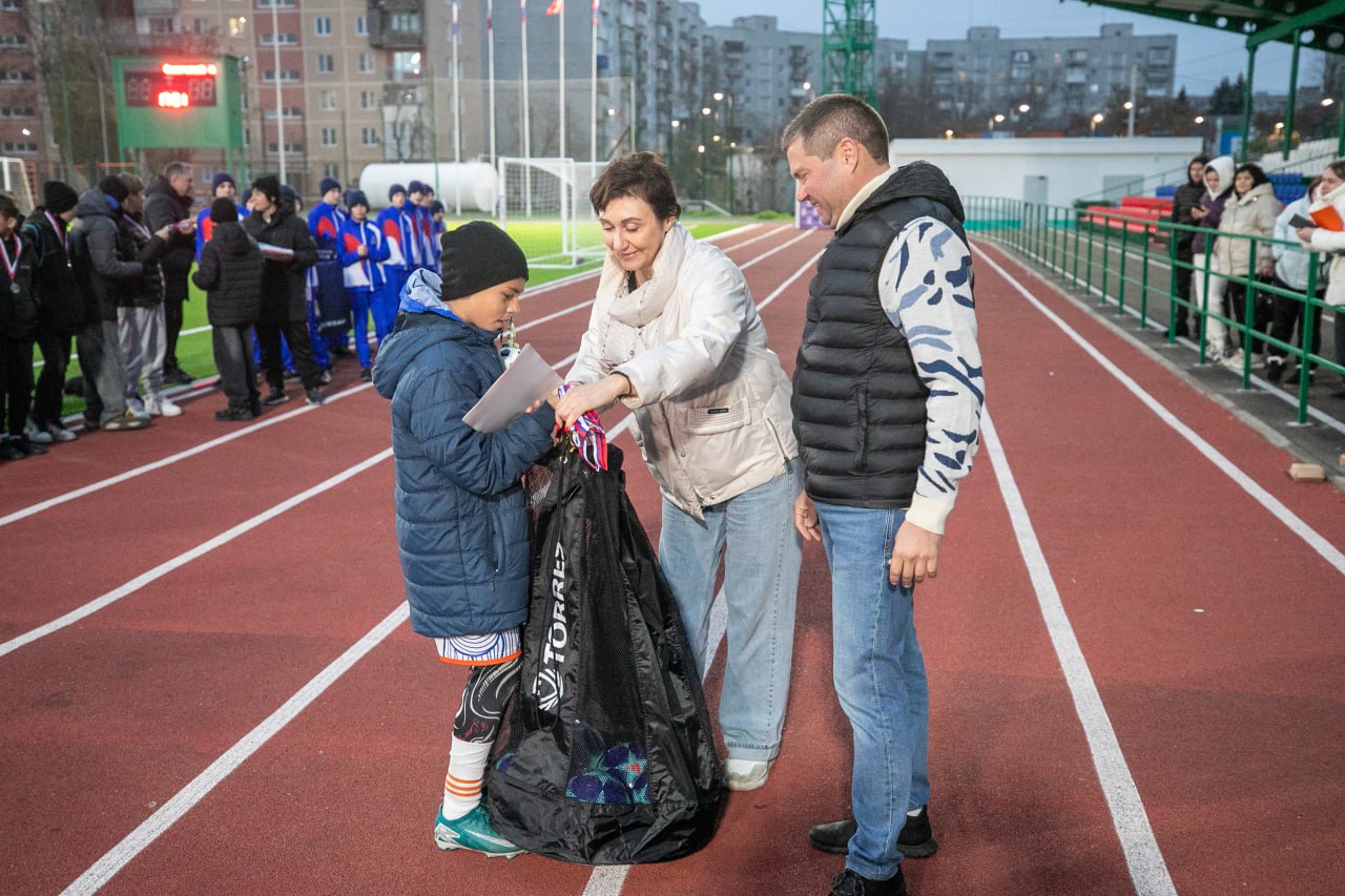 Антон Кольцов: Победителям открытого городского турнира по мини-футболу среди юношеских команд 2012-2014 годов рождения вручили заслуженные кубки и медали Антон Кольцов: Победителям открытого городского турнира по мини-футболу среди юношеских команд 2012-2014 годов рождения вручили заслуженные кубки и медали