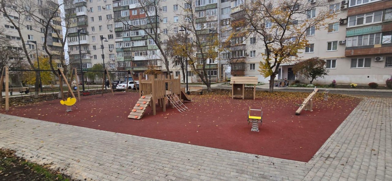 Специалисты из Санкт-Петербурга завершили благоустройство дворов в Мариуполе Специалисты из Санкт-Петербурга завершили благоустройство дворов в Мариуполе