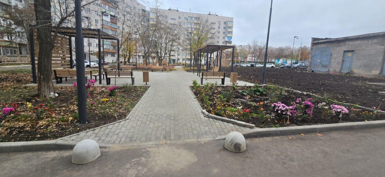 Специалисты из Санкт-Петербурга завершили благоустройство дворов в Мариуполе Специалисты из Санкт-Петербурга завершили благоустройство дворов в Мариуполе