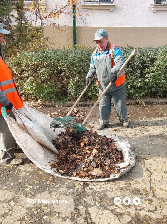 В Мариуполе коммунальщики продолжают уборку придомовых территорий В Мариуполе коммунальщики продолжают уборку придомовых территорий
