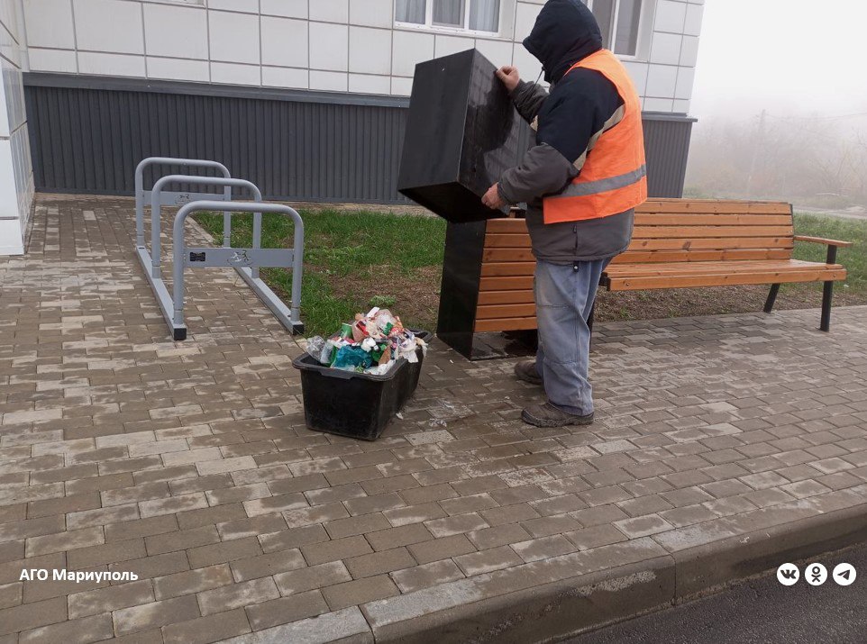 В Мариуполе коммунальщики продолжают уборку придомовых территорий В Мариуполе коммунальщики продолжают уборку придомовых территорий
