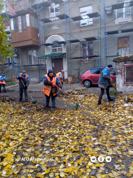 В Мариуполе коммунальщики продолжают уборку придомовых территорий В Мариуполе коммунальщики продолжают уборку придомовых территорий