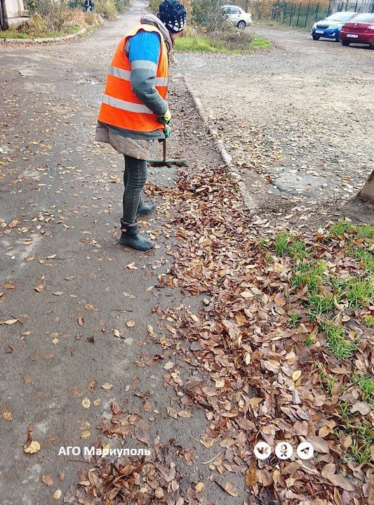 В Мариуполе коммунальщики продолжают уборку придомовых территорий