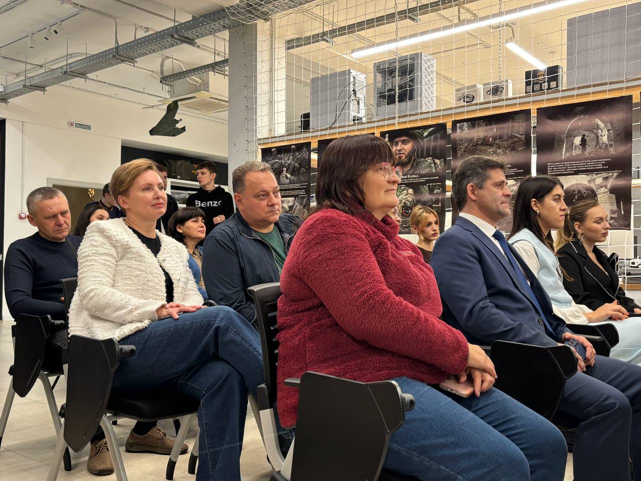 Черно-белая фотография, или девочка с буханкой хлеба Черно-белая фотография, или девочка с буханкой хлеба