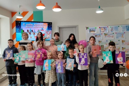 Маленькие мариупольцы весело отметили день рождения Деда Мороза