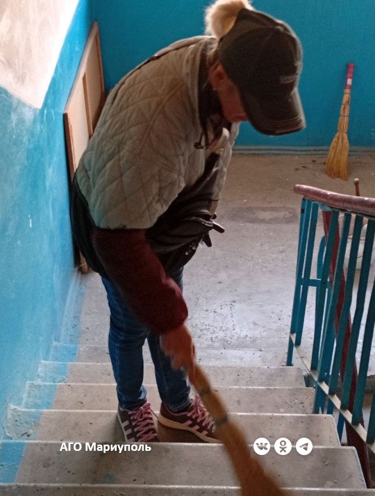 На левобережье Мариуполя жилищники провели уборку дворов и подъездов многоэтажек На левобережье Мариуполя жилищники провели уборку дворов и подъездов многоэтажек