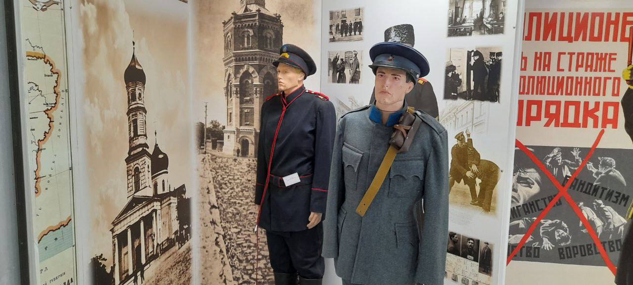 Мариупольские полицейские поблагодарили сотрудников Музея А. А. Жданова за помощь в создании экспозиции Мариупольские полицейские поблагодарили сотрудников Музея А. А. Жданова за помощь в создании экспозиции