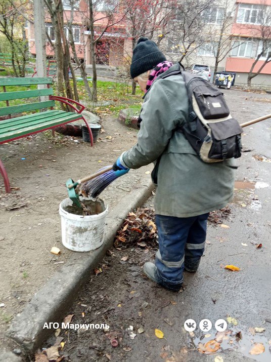 В Мариуполе коммунальщики продолжают осеннюю уборку придомовых территорий В Мариуполе коммунальщики продолжают осеннюю уборку придомовых территорий