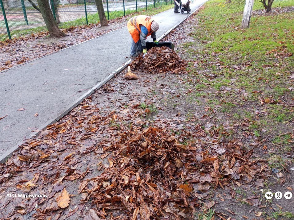 В Мариуполе коммунальщики продолжают осеннюю уборку придомовых территорий