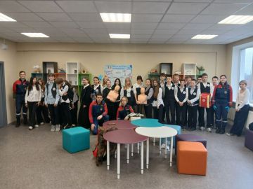 В рамках проекта «Школа антитеррора» студенты-спасатели Донецкого РО ВСКС провели практические занятия для учащихся мариупольских школ №68, №14 и №59