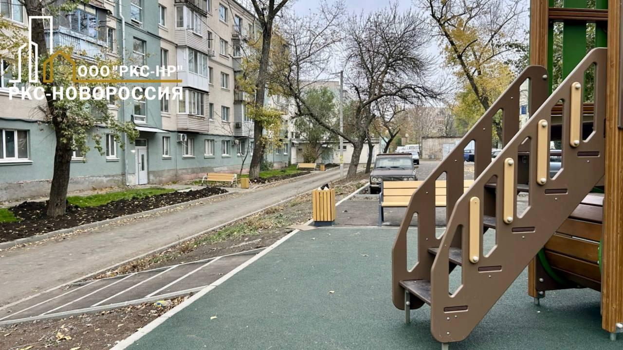 Завершены работы по благоустройству двора на пересечении улицы Кронштадтской и проспекта Строителей в Мариуполе Завершены работы по благоустройству двора на пересечении улицы Кронштадтской и проспекта Строителей в Мариуполе