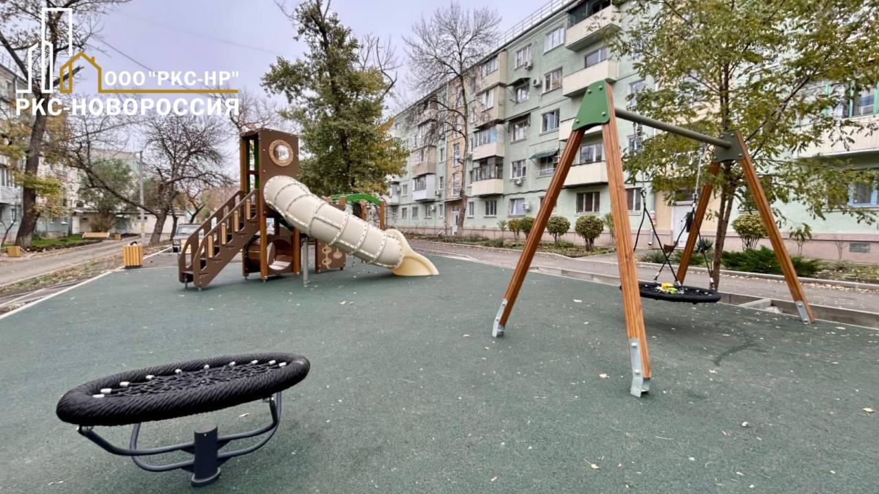 Завершены работы по благоустройству двора на пересечении улицы Кронштадтской и проспекта Строителей в Мариуполе Завершены работы по благоустройству двора на пересечении улицы Кронштадтской и проспекта Строителей в Мариуполе