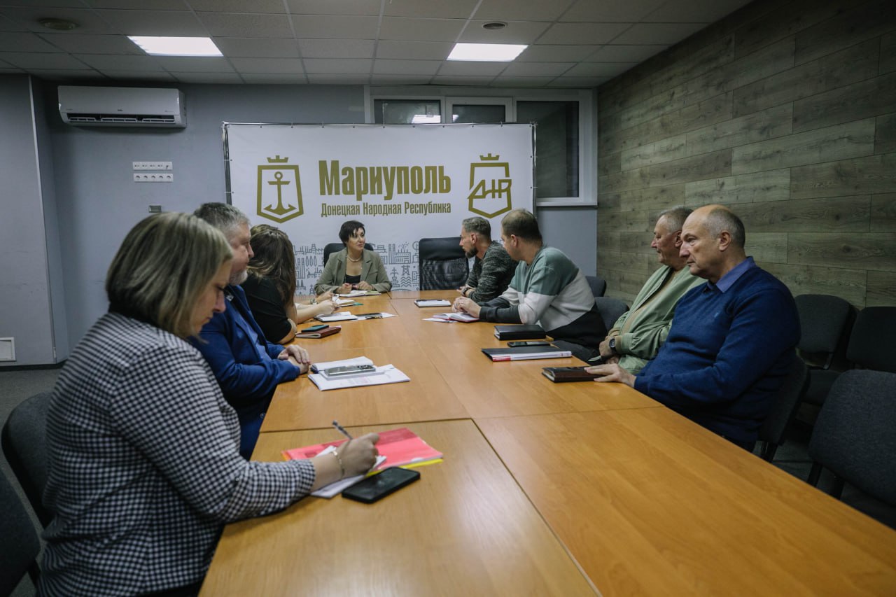 Заместитель главы администрации Мариуполя Маргарита Полунина провела встречу с руководителями различных структурных подразделений АГО, акцентировав внимание на необходимости слаженной работы всех служб муниципалитета