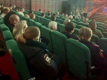 В Мариуполе полицейские посетили театр