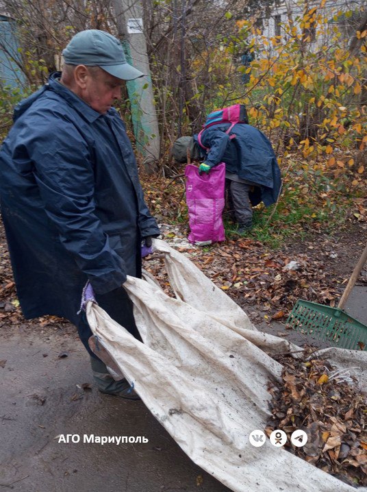 В Мариуполе коммунальщики продолжают осеннюю уборку придомовых территорий В Мариуполе коммунальщики продолжают осеннюю уборку придомовых территорий