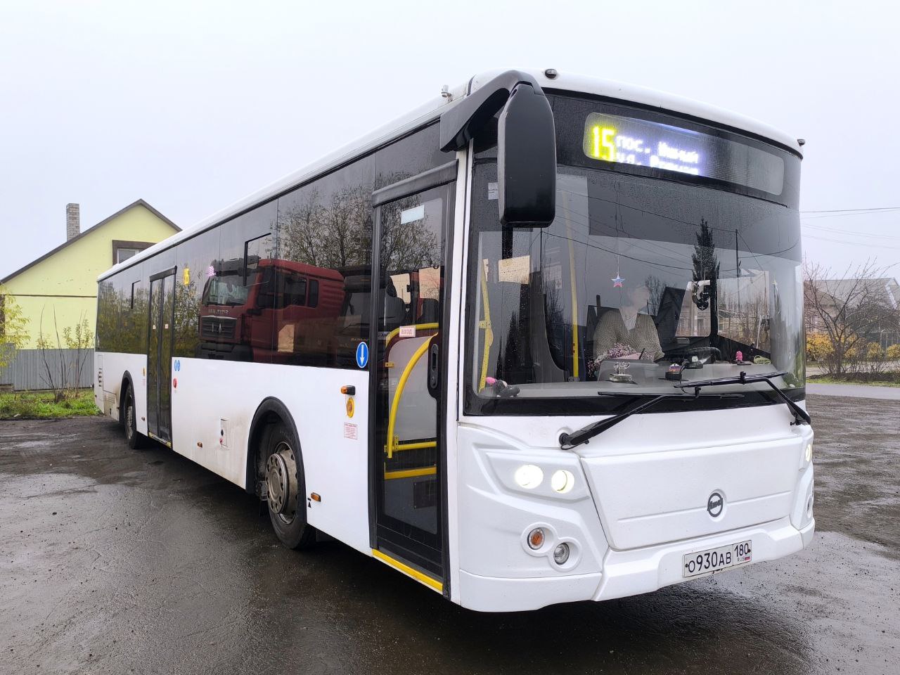 Мариупольтранс: Часто езжу на автобусе №15, и мне нередко попадается женщина-водитель на автобусе с номером О930АВ 180