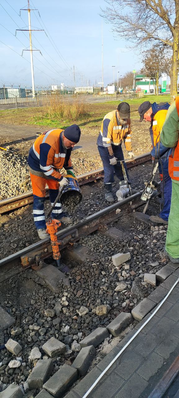 Мариупольтранс: Специалисты службы по обслуживанию и ремонту пути МУП «МАРИУПОЛЬТРАНС» ежедневно производят ремонтные работы и техническое обслуживание трамвайного пути, что способствует бесперебойной работе...