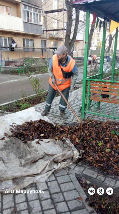 В трех районах Мариуполя коммунальщики привели в порядок дворы многоэтажек