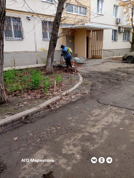 В трех районах Мариуполя коммунальщики привели в порядок дворы многоэтажек В трех районах Мариуполя коммунальщики привели в порядок дворы многоэтажек