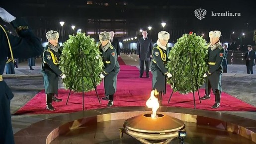 Владимир Путин и Садыр Жапаров возложили венки к мемориалу «Вечный огонь» на площади Победы в Бишкеке