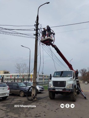 В Мариуполе энергетики начали монтаж новогодней иллюминации