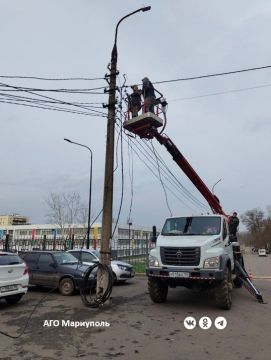 В Мариуполе энергетики начали монтаж новогодней иллюминации