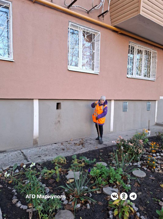 В трех районах Мариуполя коммунальщики привели в порядок дворы многоэтажек В трех районах Мариуполя коммунальщики привели в порядок дворы многоэтажек