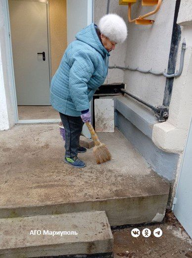 На левобережье Мариуполя коммунальщики провели уборку ряда придомовых территорий