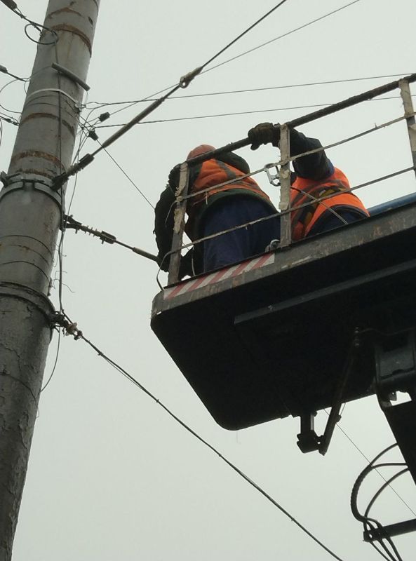 Мариупольтранс: Специалистами службы энергохозяйства МУП "МАРИУПОЛЬТРАНС" выполнены работы по регулировке специальных держателей контактного провода на радиусных участках контактной сети