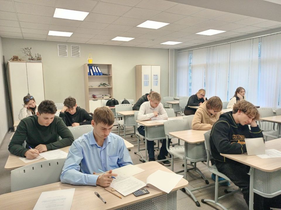 Антон Кольцов: Мариупольские школьники проходят важные этапы своего обучения