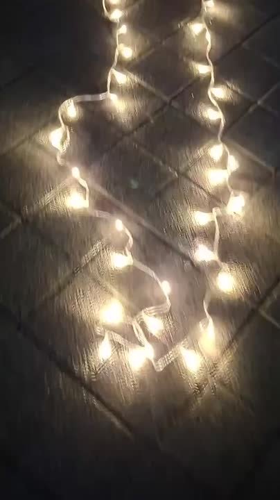 В Мариуполе у драмтеатра украшают ёлку к Новому году