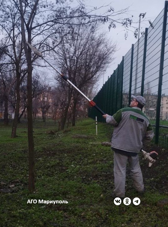 В Мариуполе коммунальщики благоустроили еще ряд зеленых зон
