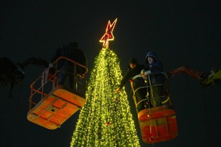 В Мариуполе сотрудники компании из Санкт-Петербурга приступили к финальному этапу украшения новогодней красавицы, установленной напротив драмтеатра