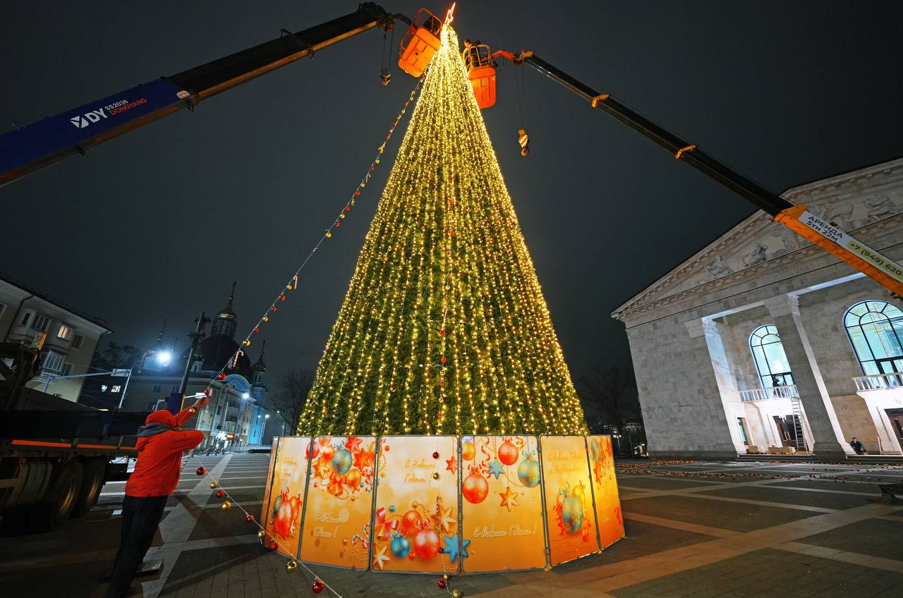 В Мариуполе сотрудники компании из Санкт-Петербурга приступили к финальному этапу украшения новогодней красавицы, установленной напротив драмтеатра В Мариуполе сотрудники компании из Санкт-Петербурга приступили к финальному этапу украшения новогодней красавицы, установленной напротив драмтеатра