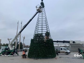 В Мариуполе установили каркас главной городской елки