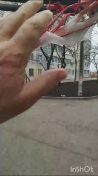 В дополнение к предыдущему сообщению: так сейчас выглядит ситуация с кабелем электроснабжения на ул. Олимпийской, 65