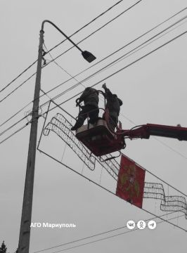 Мариупольские энергетики продолжают осмотр и техобслуживание праздничной иллюминации