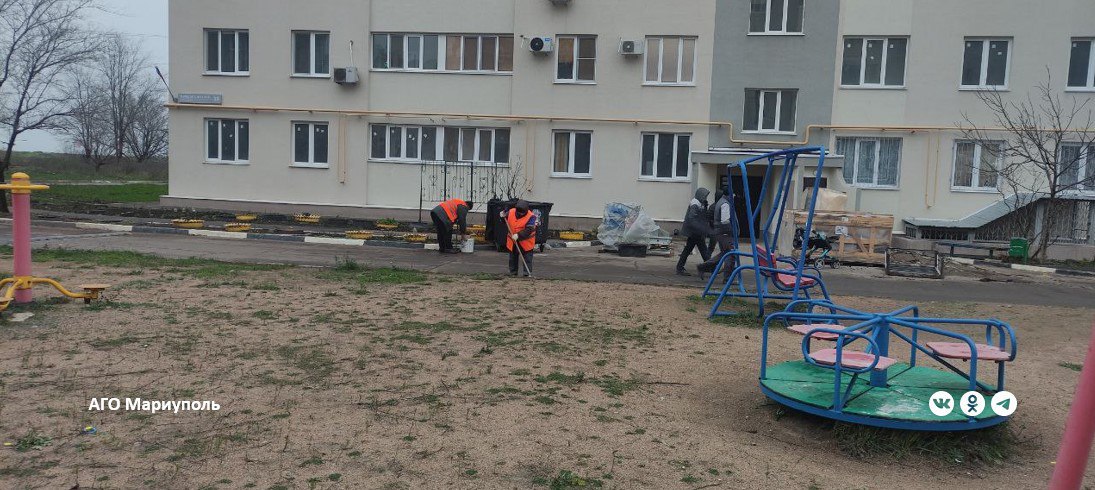 В трех районах Мариуполя коммунальщики провели уборку придомовых территорий В трех районах Мариуполя коммунальщики провели уборку придомовых территорий