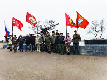 Дмитрий Огилец: В День Героев Отечества активисты Мариупольской ГО РСВА и СВО возложили цветы к памятникам Героев и памятным знакам