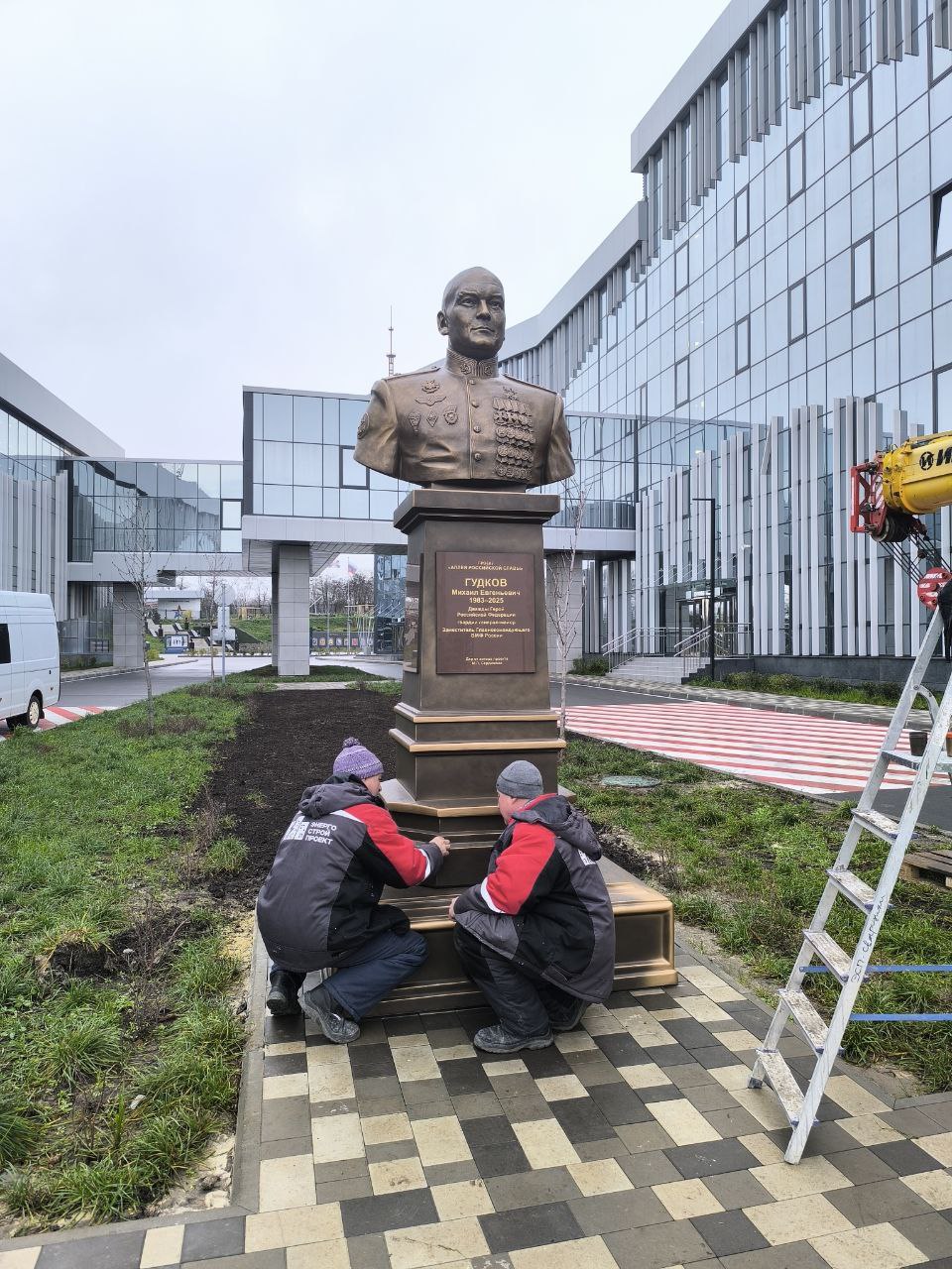 В Мариупольском филиале Нахимовского военно-морского училища завершена подготовка к открытию бюста генерал-майора Михаила Евгеньевича Гудкова В Мариупольском филиале Нахимовского военно-морского училища завершена подготовка к открытию бюста генерал-майора Михаила Евгеньевича Гудкова